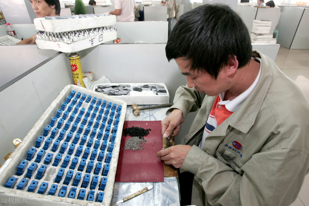 全世界打火机中国制造,老美抽中国烟