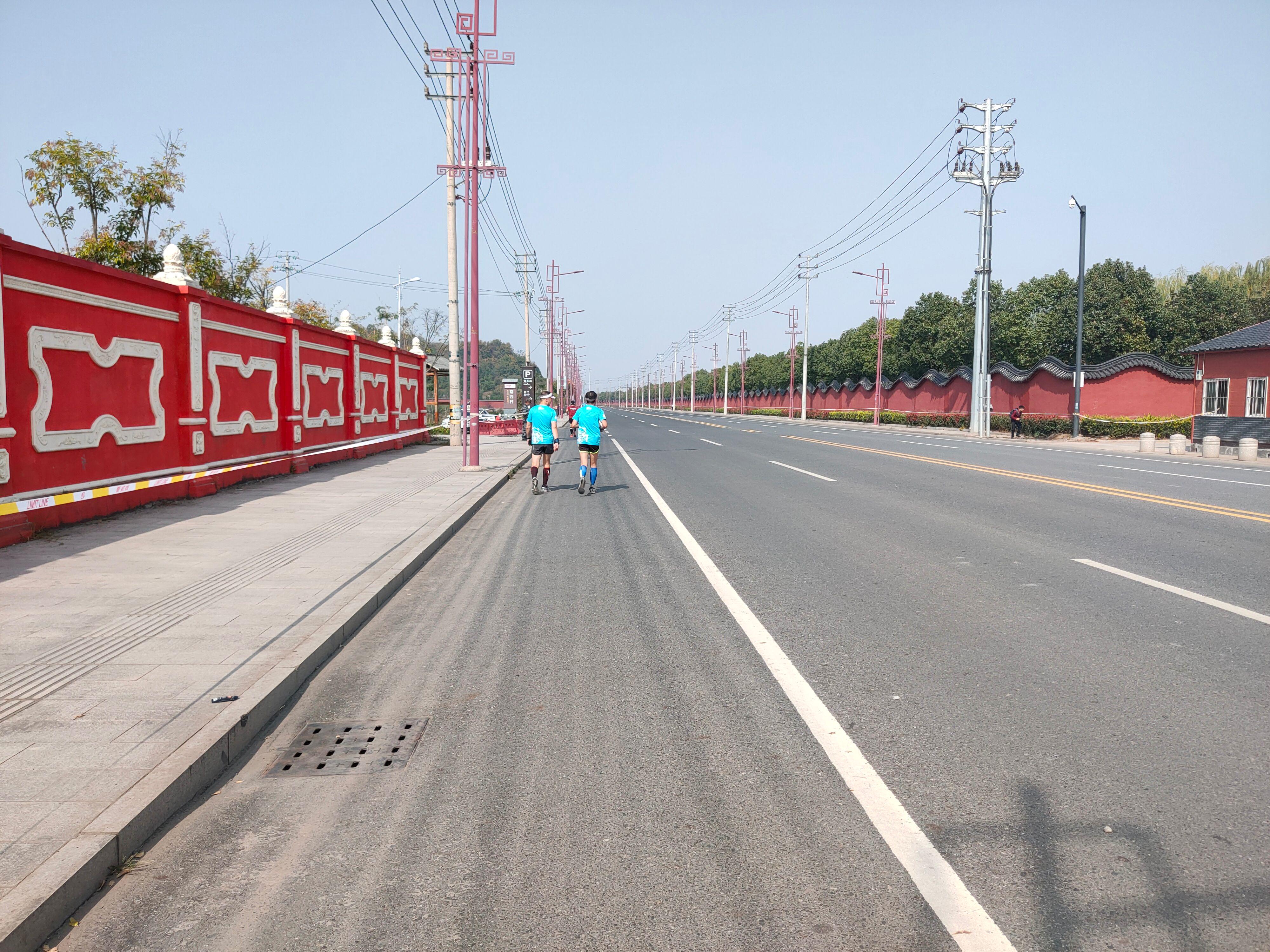 首个全马2022年超燃视频,横店马拉松2023全马颁奖直播