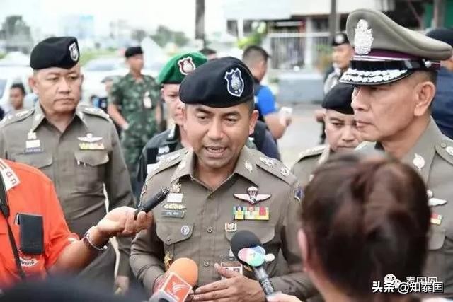 *弹子**警告!素拉切的车,在路边被枪手打成了马蜂窝……