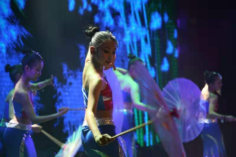 外国语里盛“国风”，这个“实验”既“好嗨”又雷人