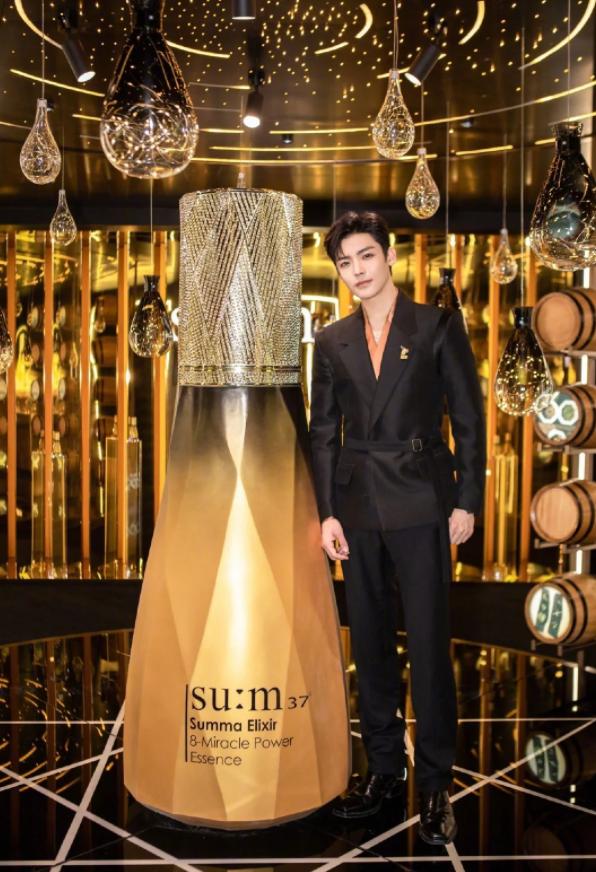 侯明昊蓝白拼接西装造型,侯明昊黑色西装图片