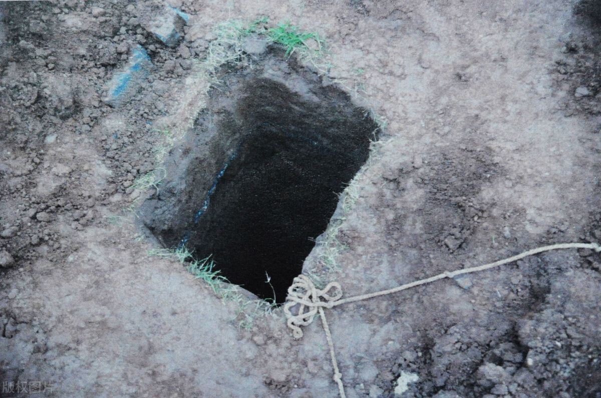 建筑工地挖出鬼火,地下冒绿光挖出的东西