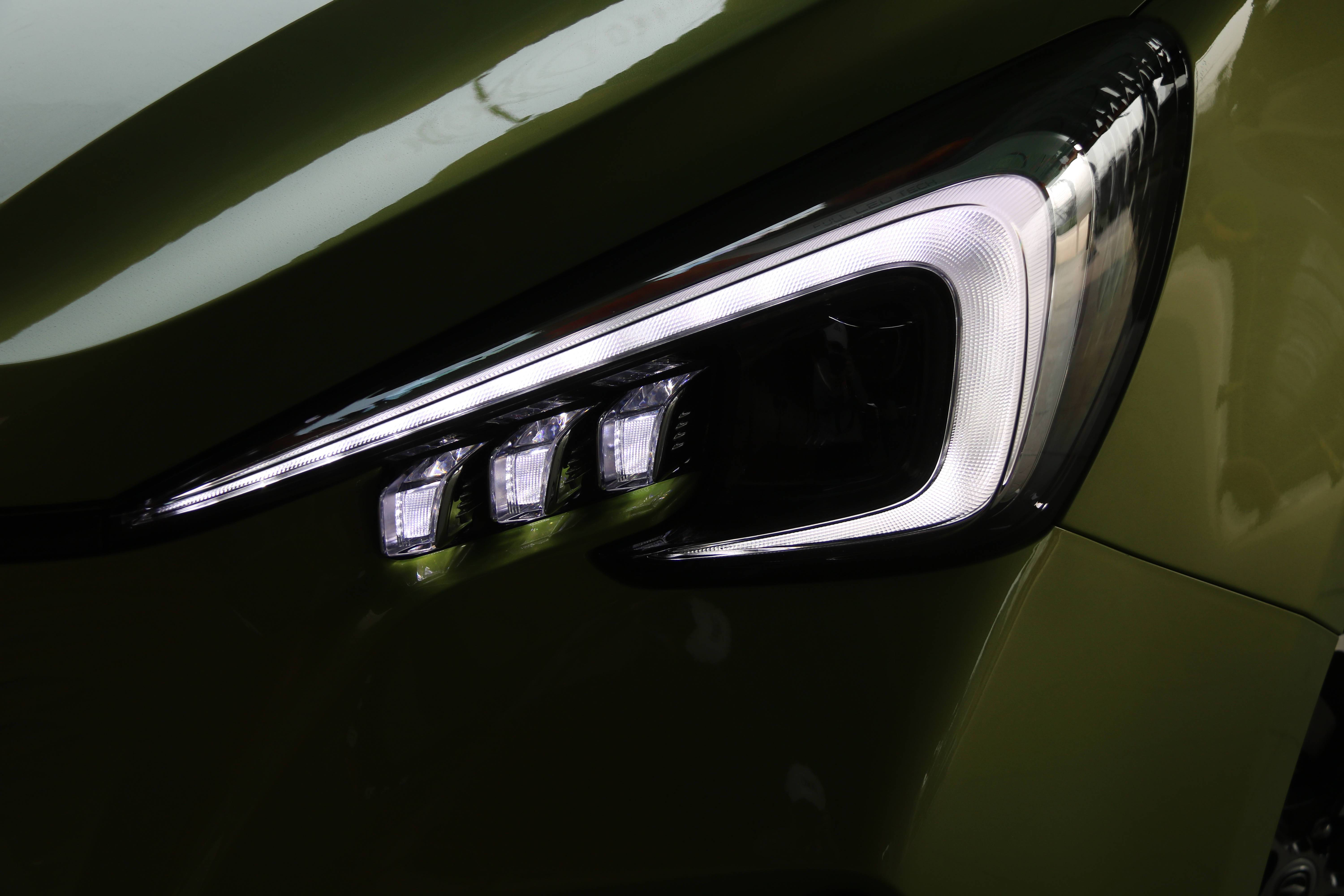 后备箱只放一只鞋,后备箱球鞋