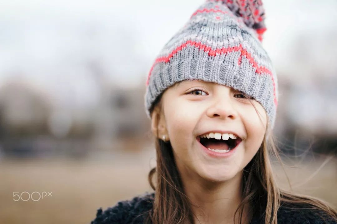 爸爸吻女儿还一起洗澡，这样“畸形”的爱，配称为爱吗？