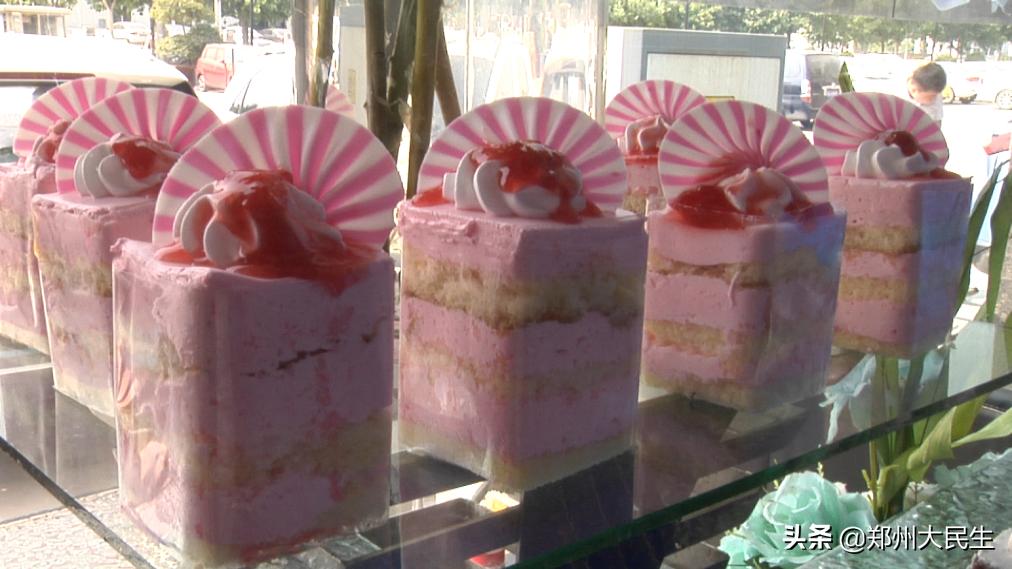 老年电动汽车新能源直播,新能源老年代步四轮汽车直播间