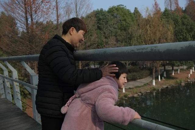 8岁女孩被称“快乐木偶”，总是笑容灿烂，家人却整日以泪洗面