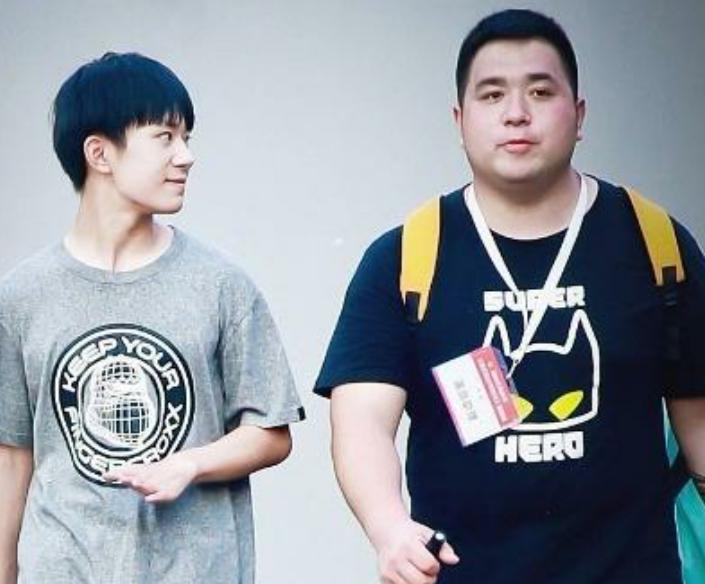 胖虎沙滩玩摔跤，易烊千玺踢球“路过”，假粉集体上线：摔他