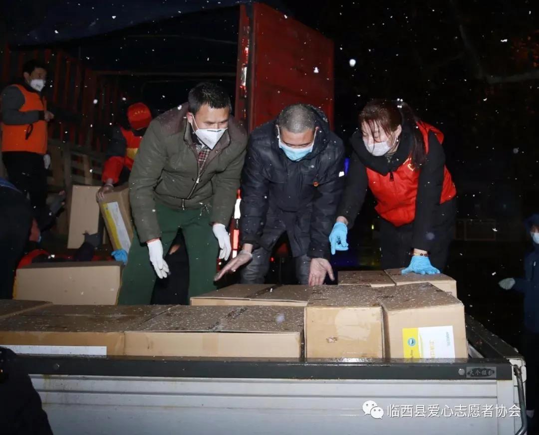 防控疫情爱心捐款新闻报道,致敬抗疫一线志愿者们