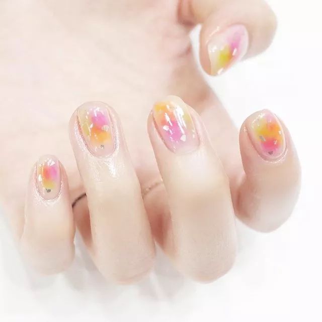 粉嫩渐变果冻唇,无美颜无滤镜的果冻甲