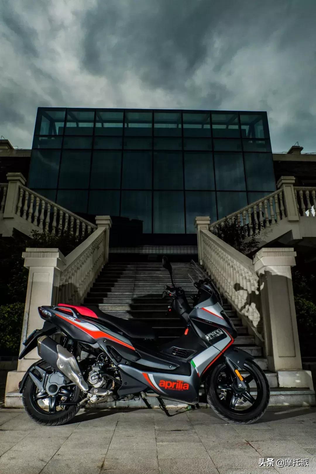 这是一辆让人爱恨交加的大踏板，阿普利亚SRMAX300综合测评-上
