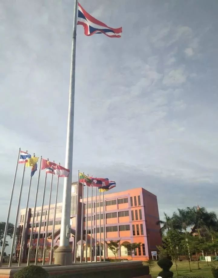 为什么现在好多人选择去泰国上学,为什么很多人选择去泰国