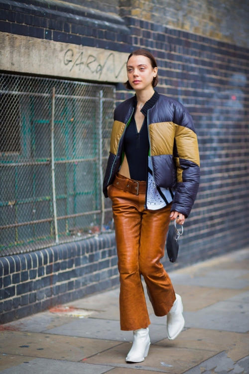 白色长款羽绒服搭白色短靴好看么,今年穿羽绒服就别配短靴了