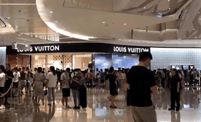 lv涨价国人排队买吗,lv涨价排队上海