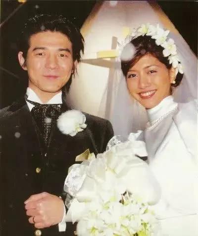 他是世纪末美少年，她帅到掰弯无数小姐姐，相恋10年不婚