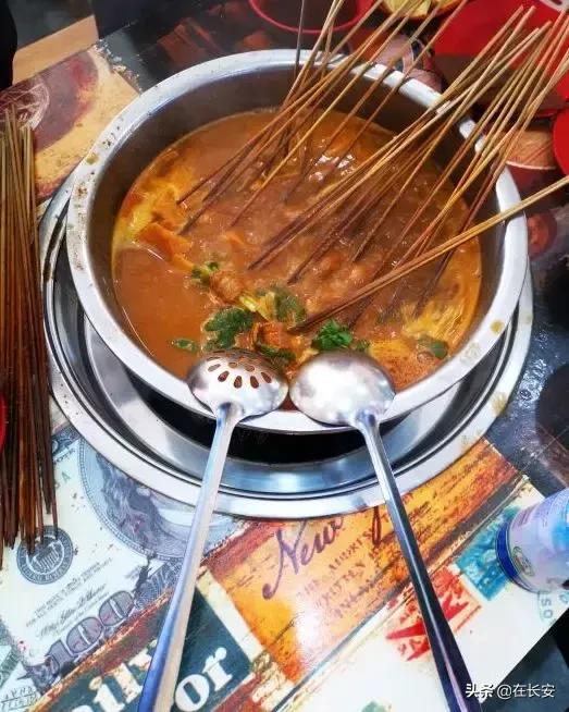 钟楼旁这条890米的老街，藏着一天吃三次都不会腻的馆子！