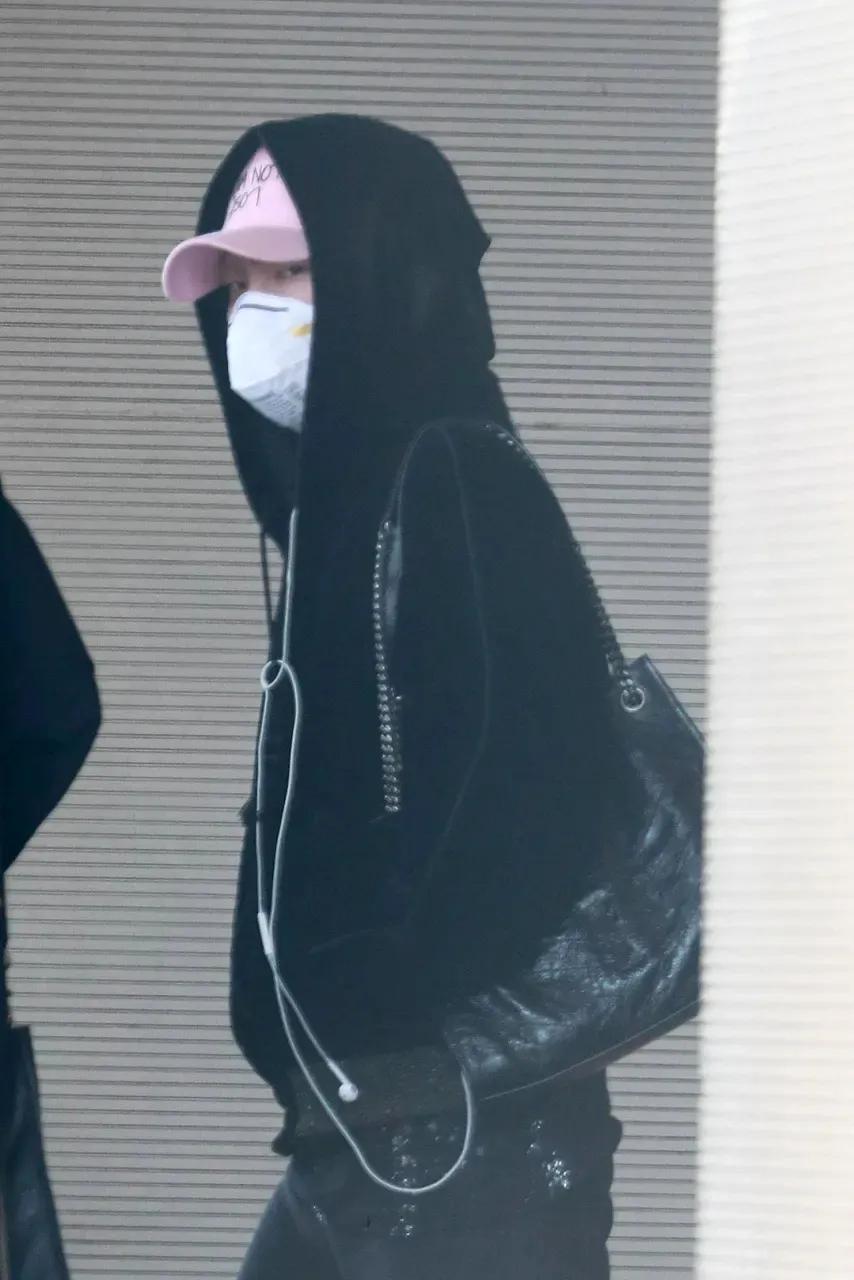 防疫造型大赛第二弹，杨幂热巴刘雯...戴口罩也挡不住的时髦感