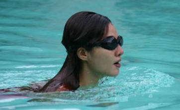 游泳不仅能锻炼身体还能保护自己,游泳既能强身健体又能保护自己