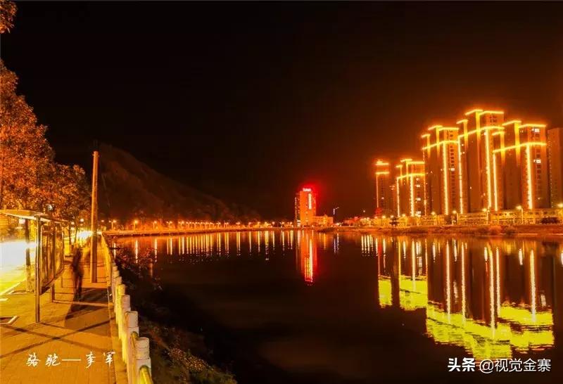 金寨城市夜晚霓虹灯璀璨,金寨山城夜景美景