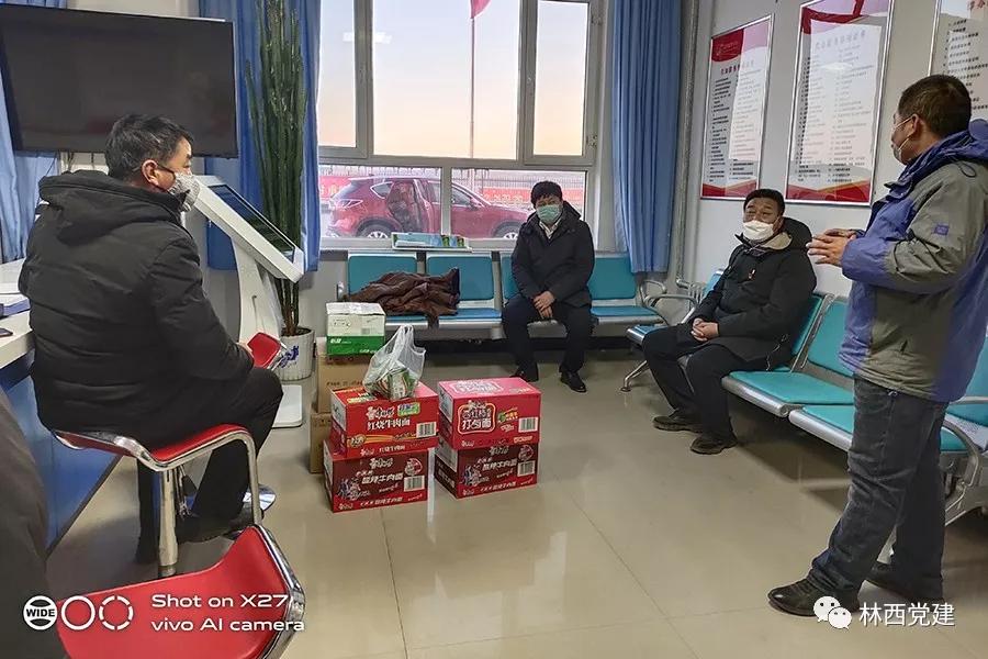 党员志愿者暖了居民心窝,林业局党员为贫困户送温暖