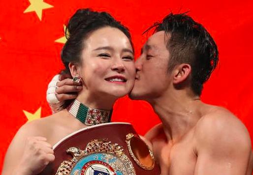 邹市明与冉莹颖夫妻走路带风,邹市明娇妻冉莹颖现身机场