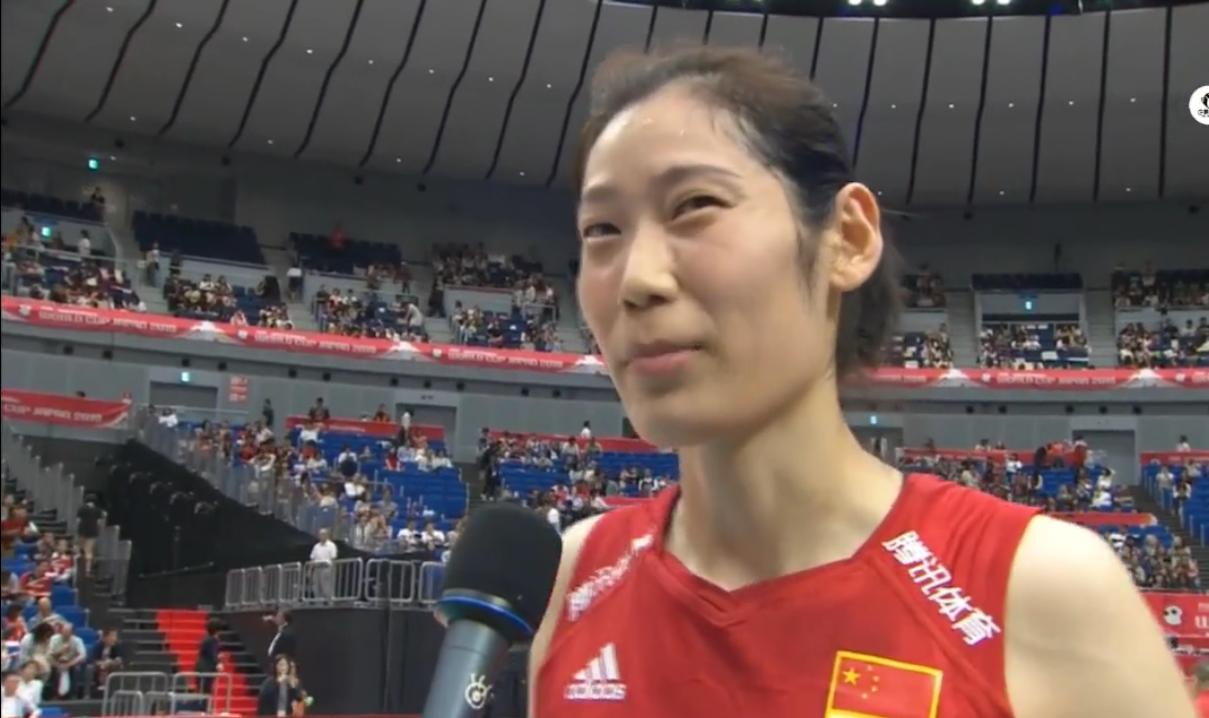 朱婷爆砍22分秀朱氏英语！流畅接受组委会英文采访还教记者说中文