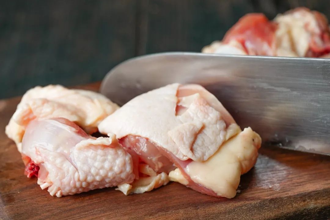 要想每天笑嘻嘻，不如竹笋焖个鸡？