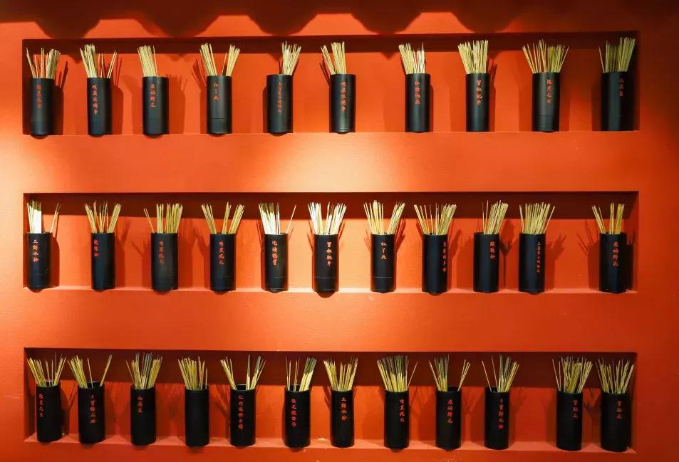 Wow~穿红衣就免单117！这家店到底什么来头！