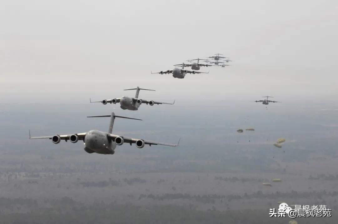 我军空降兵跳伞视频,解放军空降兵大规模跳伞