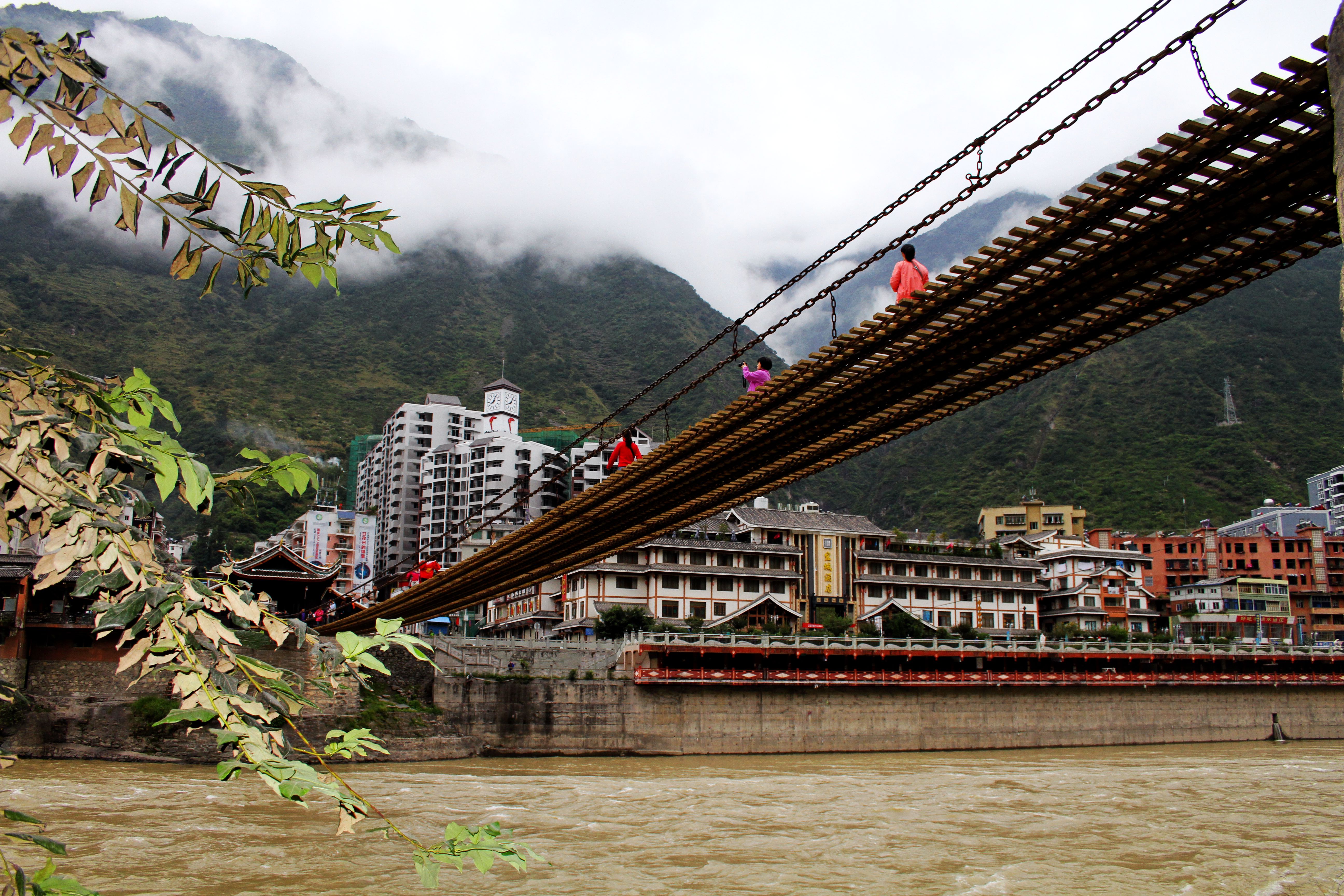 终于弄清楚，红军长征时飞夺的泸定桥由12164个铁链组成