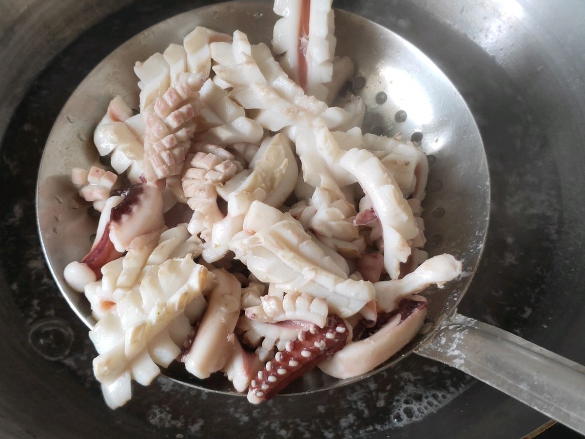 怎么做鱿鱼才好吃铁板鱿鱼,铁板鱿鱼简单实惠做法