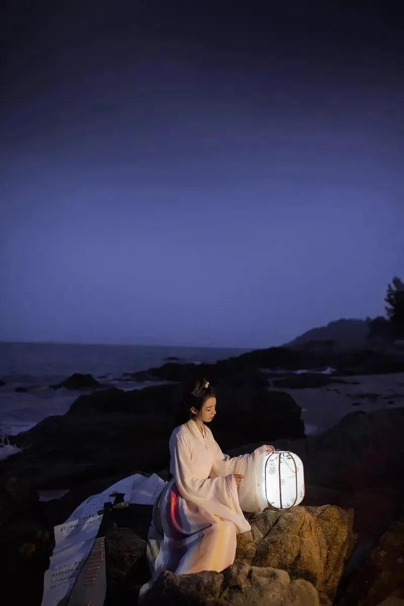 李白回忆小时候的月亮,李白从小喜欢月亮吗