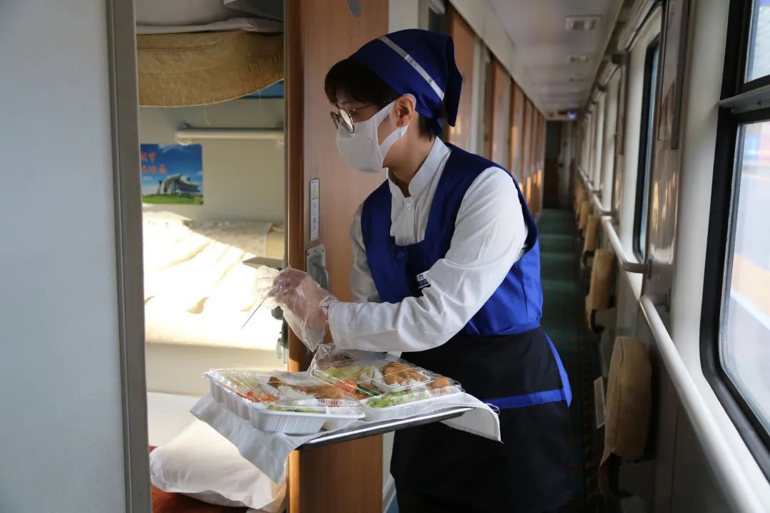 疫情期间火车上提供饭菜吗,疫情期间在火车买东西吃