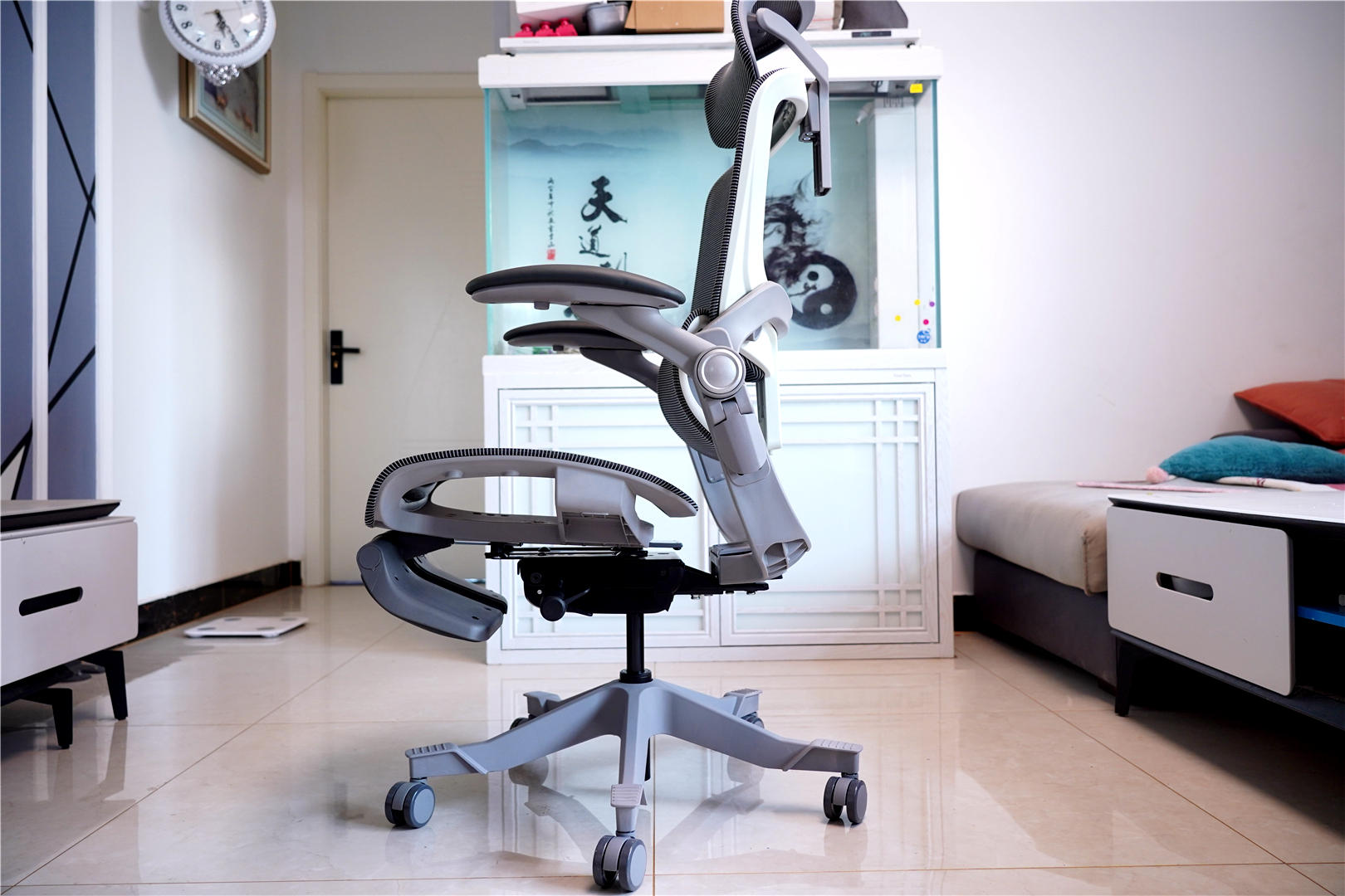 缓解疲劳，降低久坐危害，请选择网易严选3D悬挂腰靠人体工学转椅