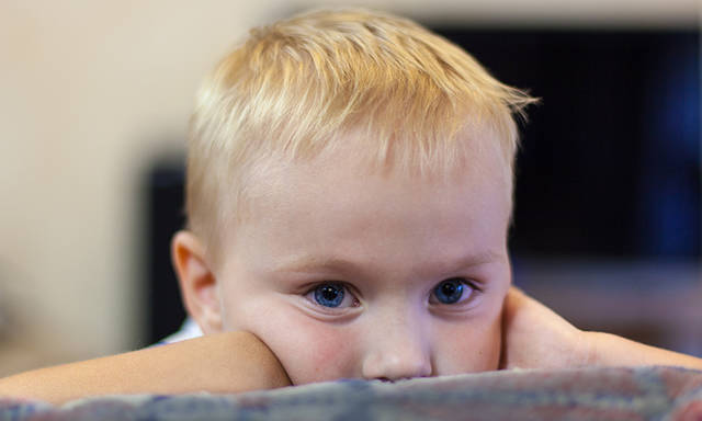 小孩身上起湿疹能用艾叶水洗么,孩子脸上起湿疹可以沾水吗