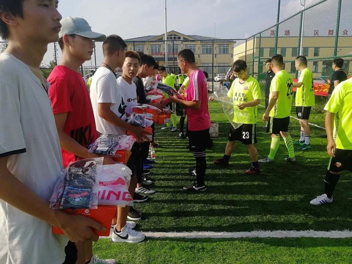 爱心企业给学校捐赠篮球,爱心企业为学校捐赠体育用品