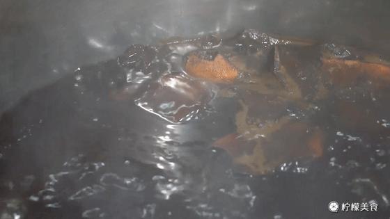 74岁的他,把一半的人生交给了这碗「黑暗甜品」