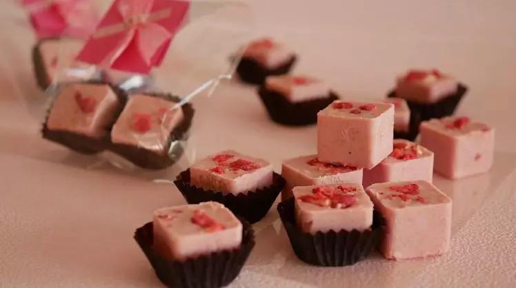 只用3种原材料，就能做出来的高颜值粉红巧克力！送人超级合适
