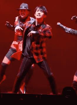 易烊千玺露半面脸,易烊千玺红衣顶胯舞