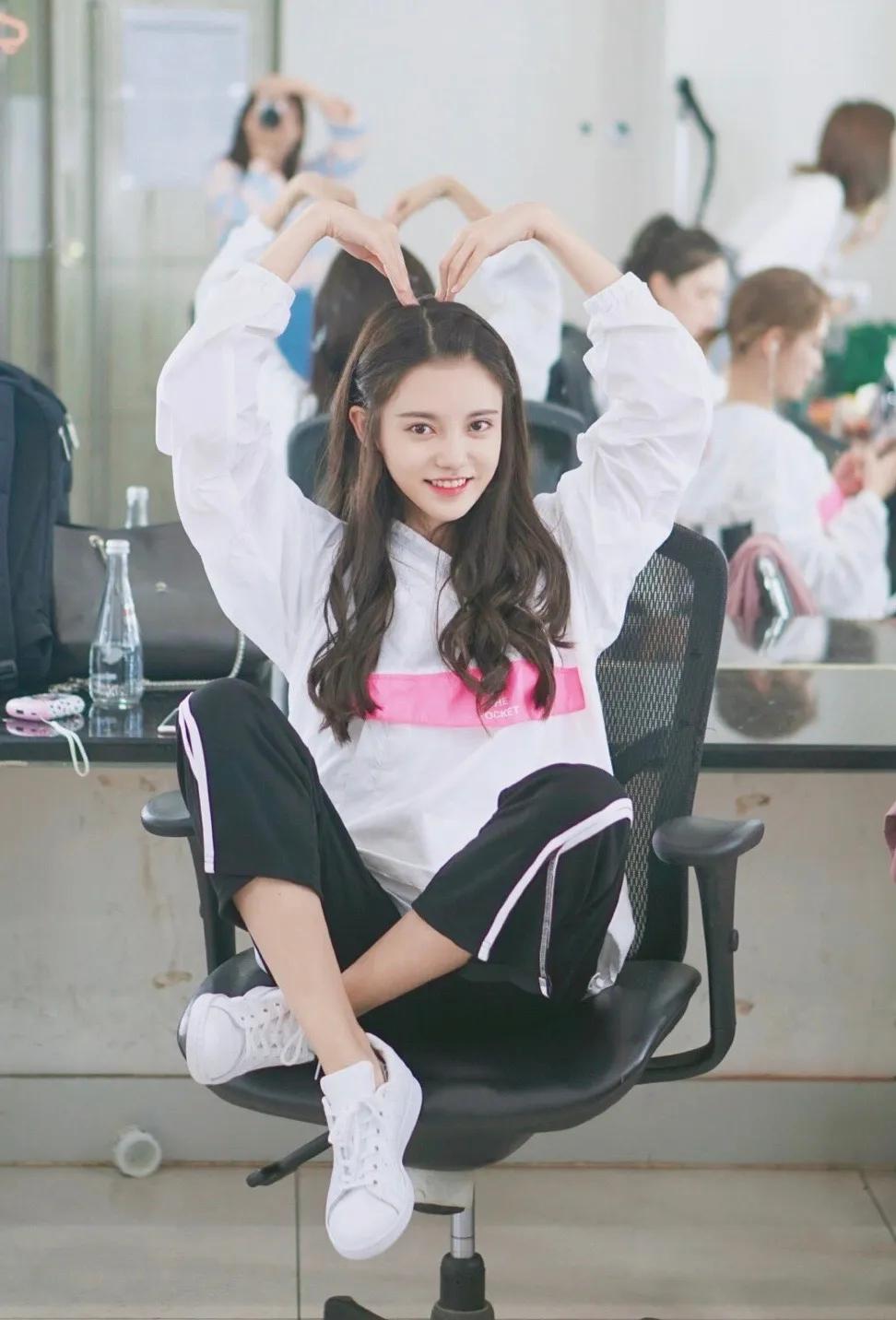 周杰伦球鞋配色,邓紫棋周杰伦同款球鞋