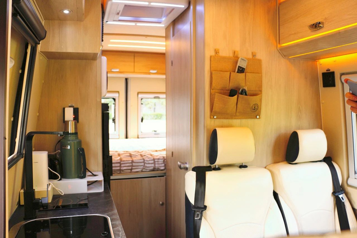 卫航定制版b型房车,卫航房车最新款大通v90后双轮b型