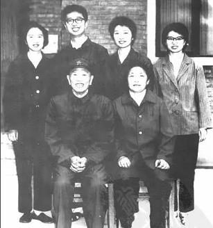 邓华缴获五箱“白金龙烟”，只给主席一支，主席笑他：财不露白啊