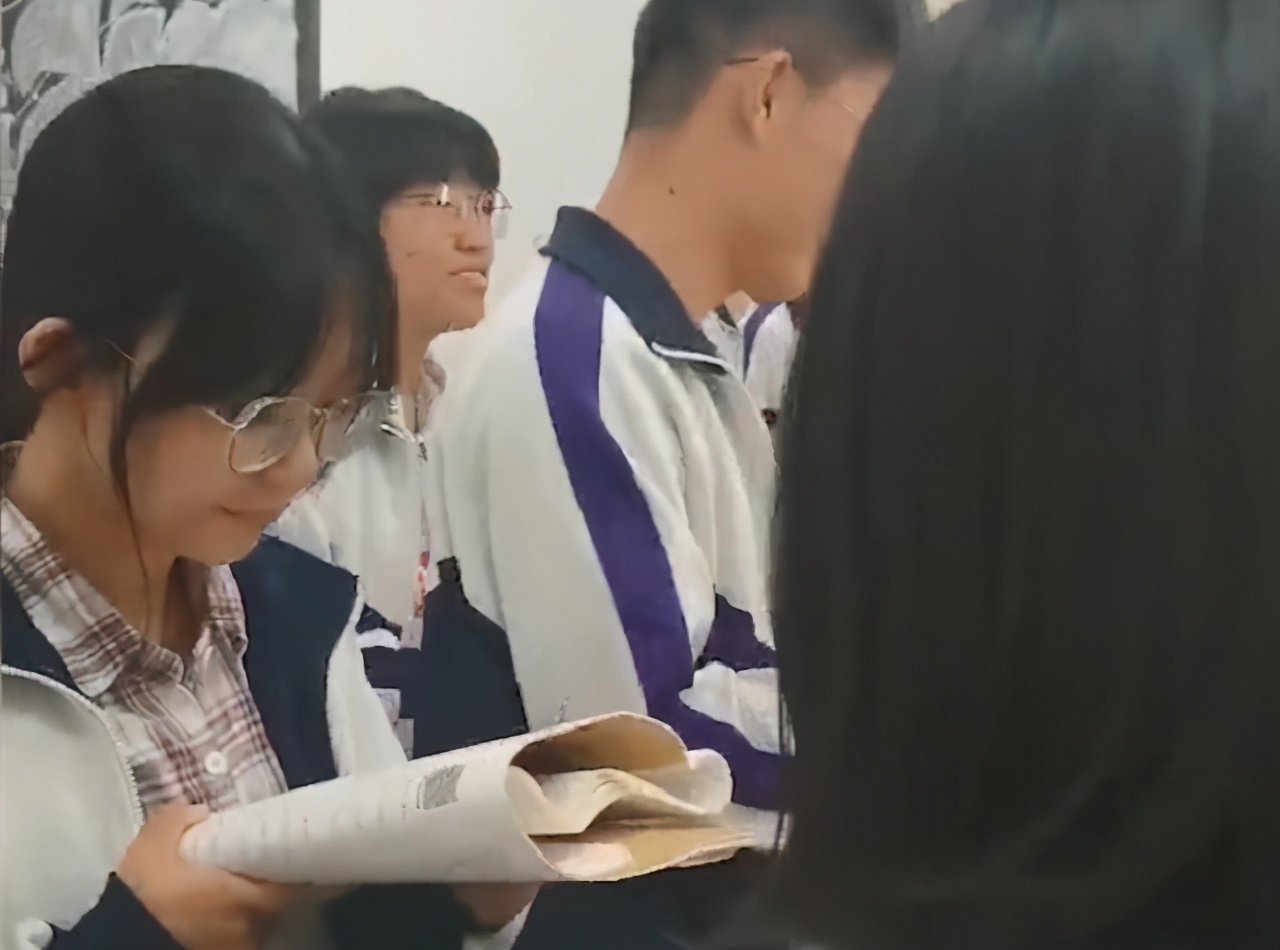 传纸条鼓励学生高三老师回应，要默默地守护，鼓励可能不用太张扬