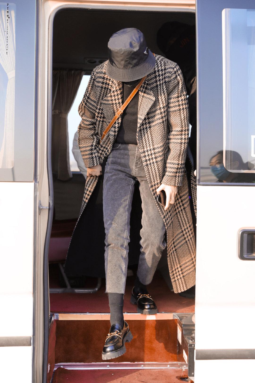 陆柯燃机场蓝衣服,陆柯燃中性礼服