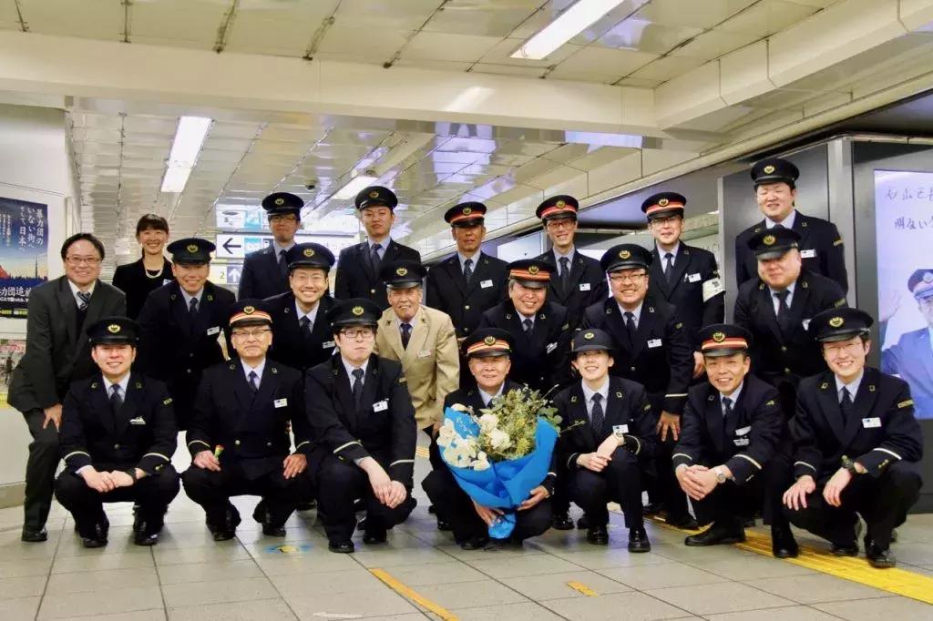 退役地铁被做成自动售货机，在日本就连地铁也要“老年再就业”