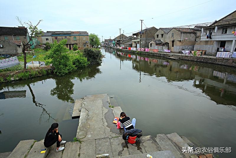 屋后有坟墓不好是迷信吧,农村盖房风水有什么忌讳