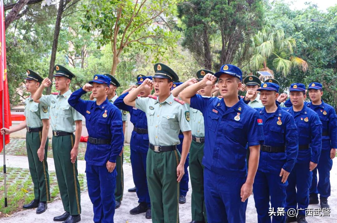 橄榄绿+火焰蓝?嗯,是相得益彰的感觉!