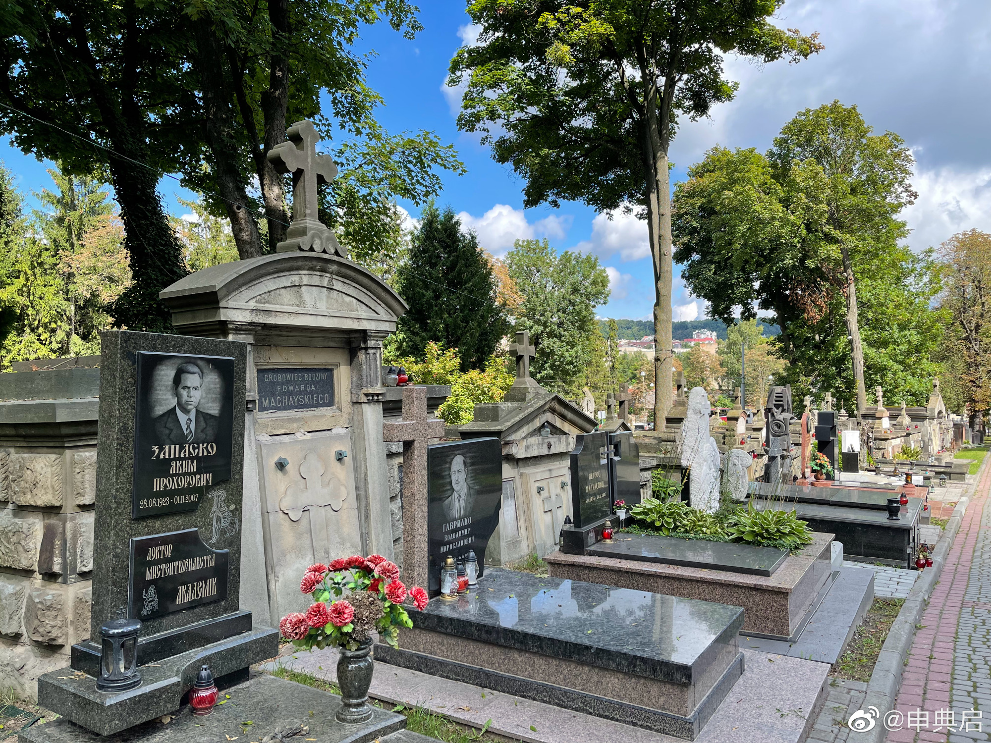 利沃夫最神奇的地方在于历史上多次易主,墓地都有各历史时期风格