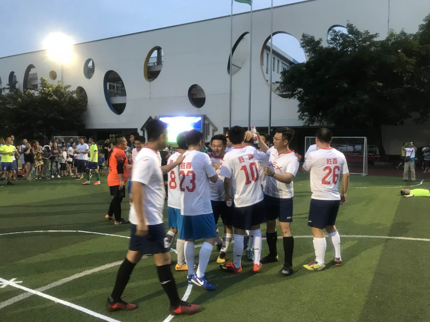 300余位爸爸参加的“爸爸杯“”足球赛落下帷幕胜西小学勇夺冠军