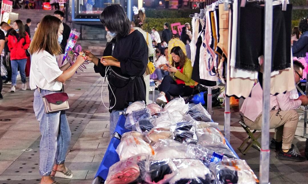 别瞧不起小生意,摆地摊卖裤子能赚钱吗