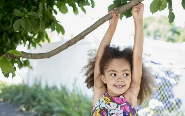 4岁男童突然耳朵疼,4岁孩子说耳朵疼然后夜晚发烧